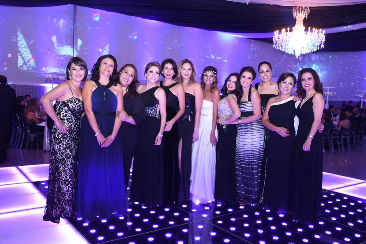 Todas felices en el festejo