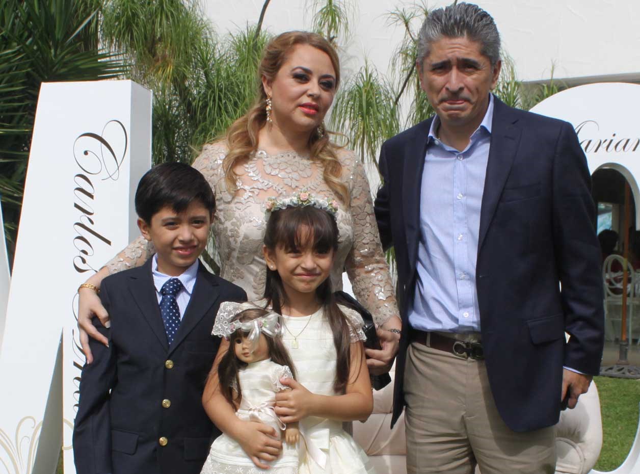 Carlos Andrés y Marianne, con sus papás Ana Clara y Carlos