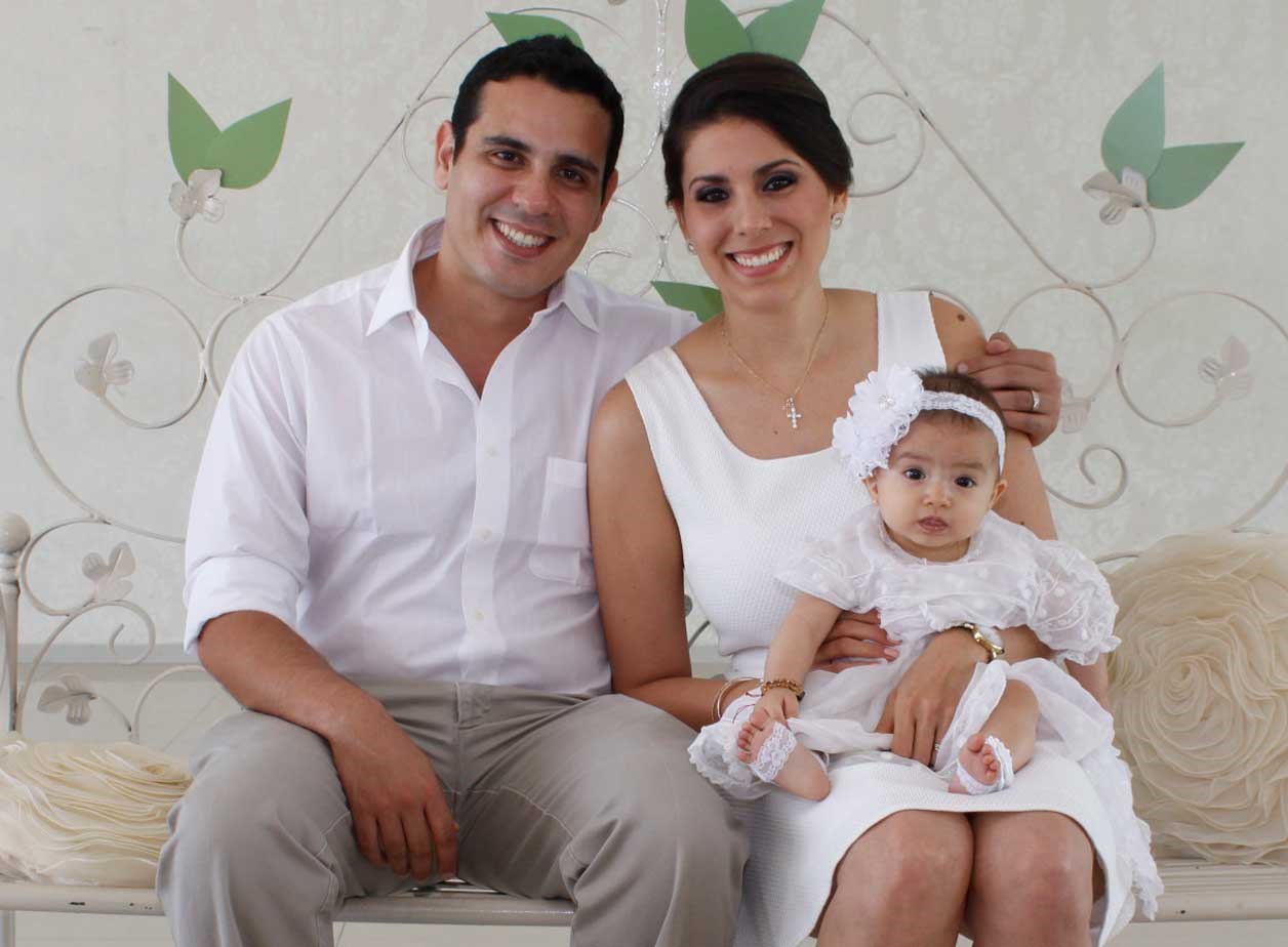 Aurora con sus papás Nader Badii y Aurora Gamboa