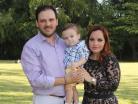 Eduardo en los brazos de sus adorables padres