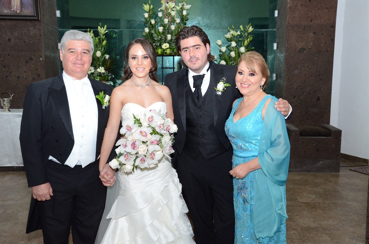 En compañía de los papás de la novia