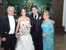 En compañía de los papás de la novia
