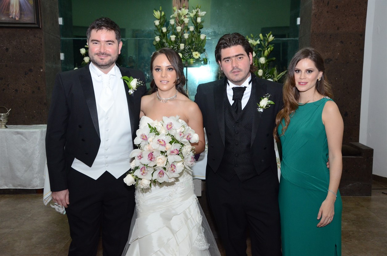 La feliz pareja con Luis y Roberta
