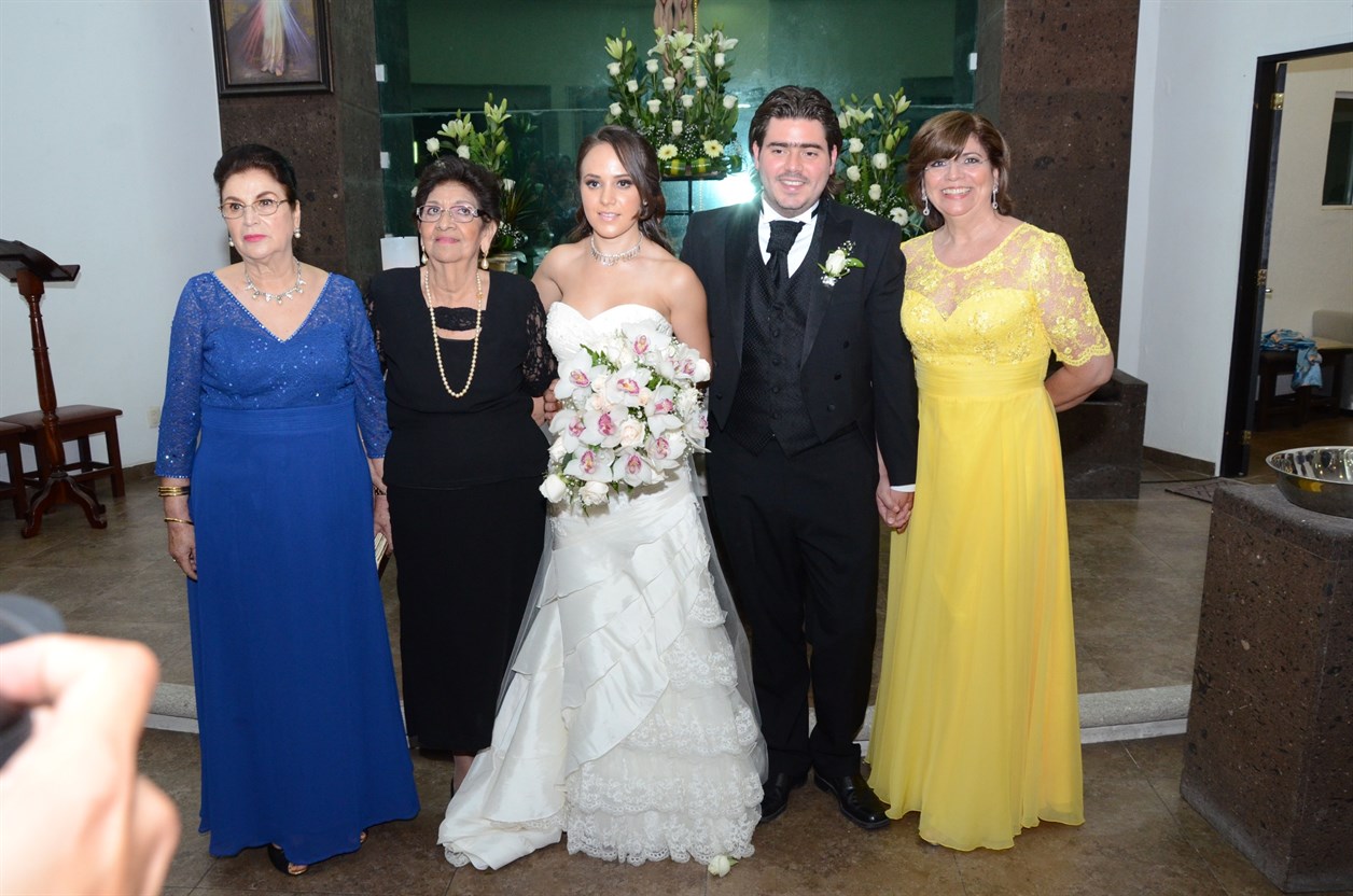 Junto a sus queridas tías