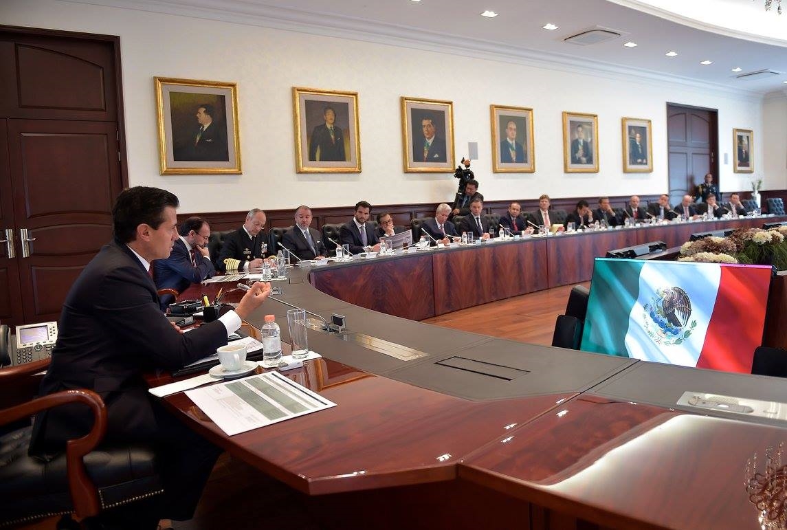 Encabeza el presidente Enrique Peña Nieto una reunión con su legal y ampliado