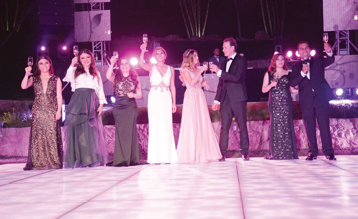 Familia y padrinos brindaron por Ana Sofía