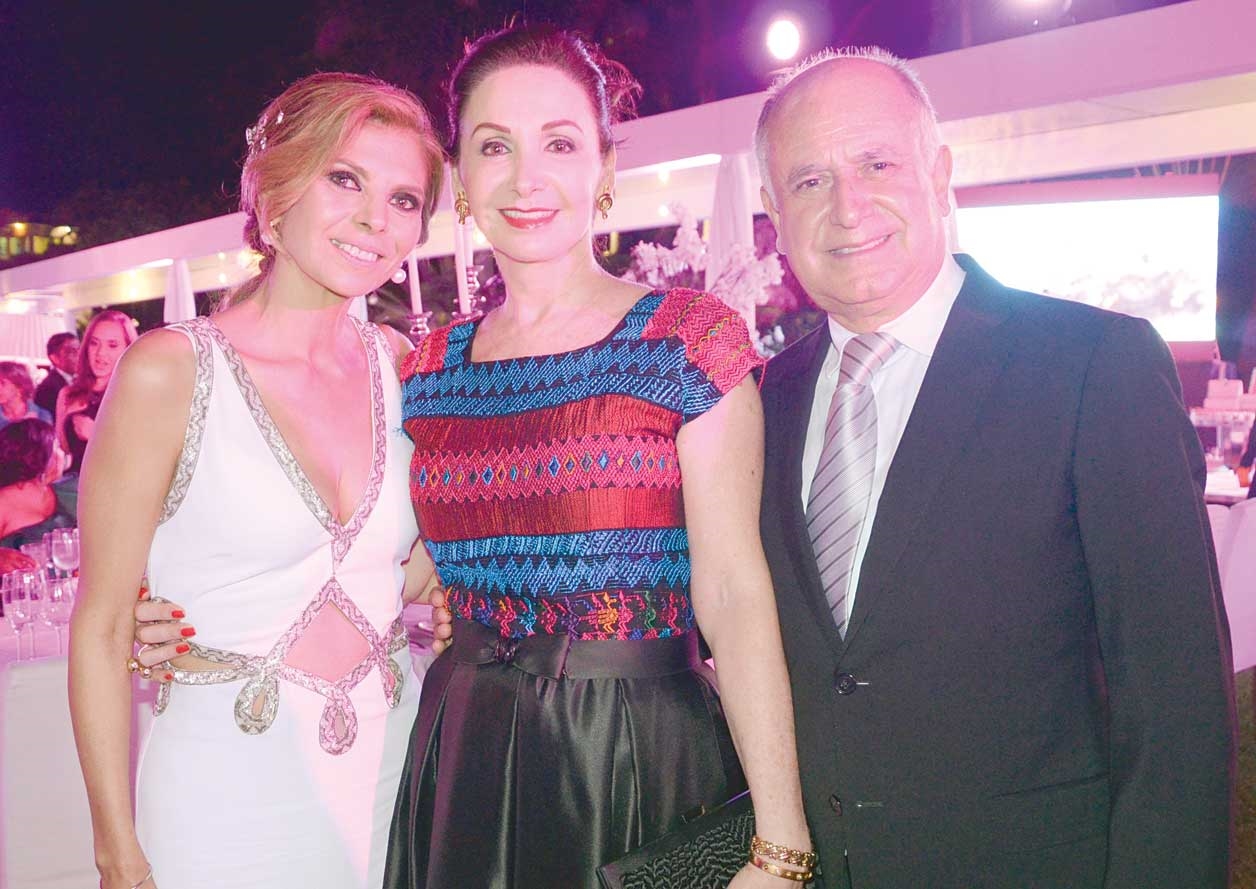 Ana María, Marilú y Mario