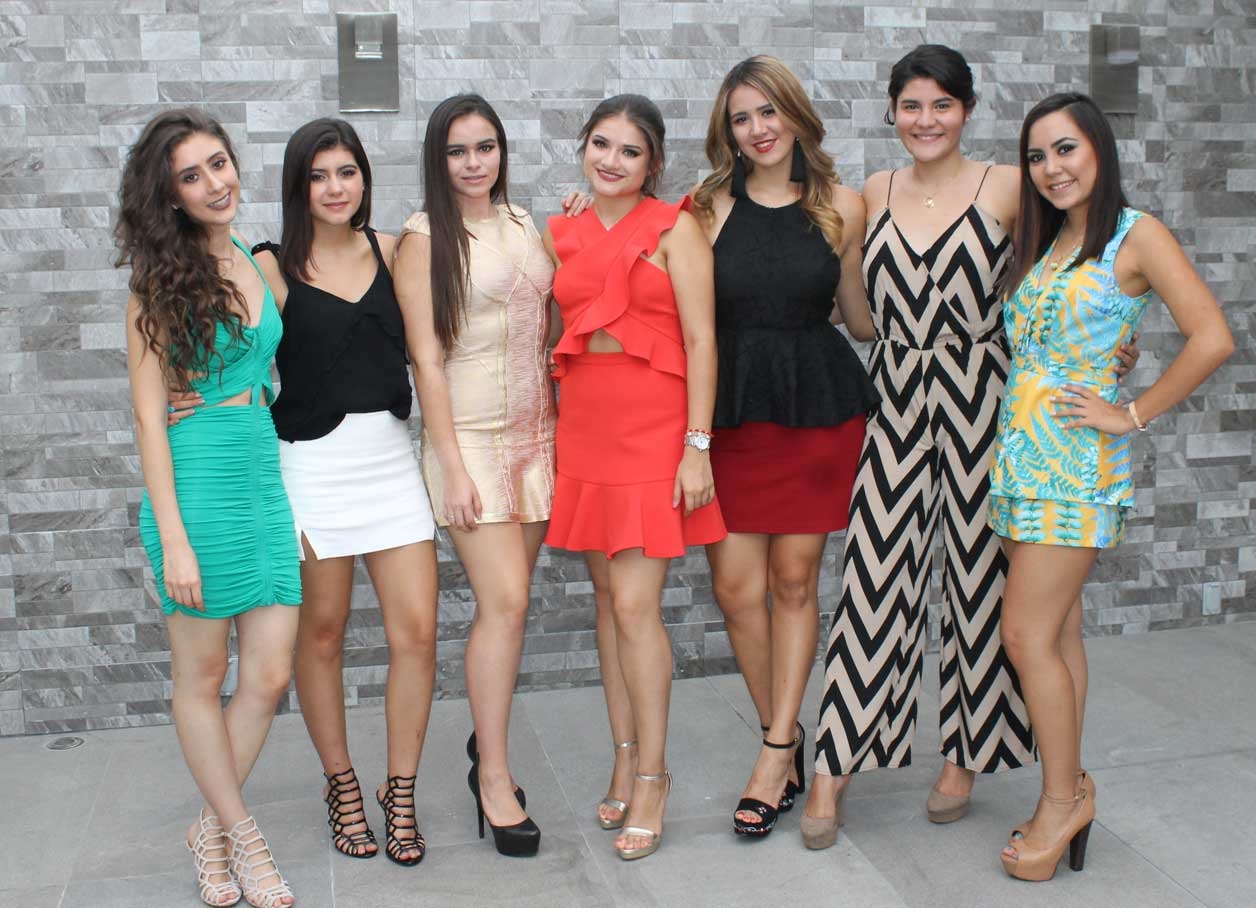 Monserrat en compañía de sus amigas