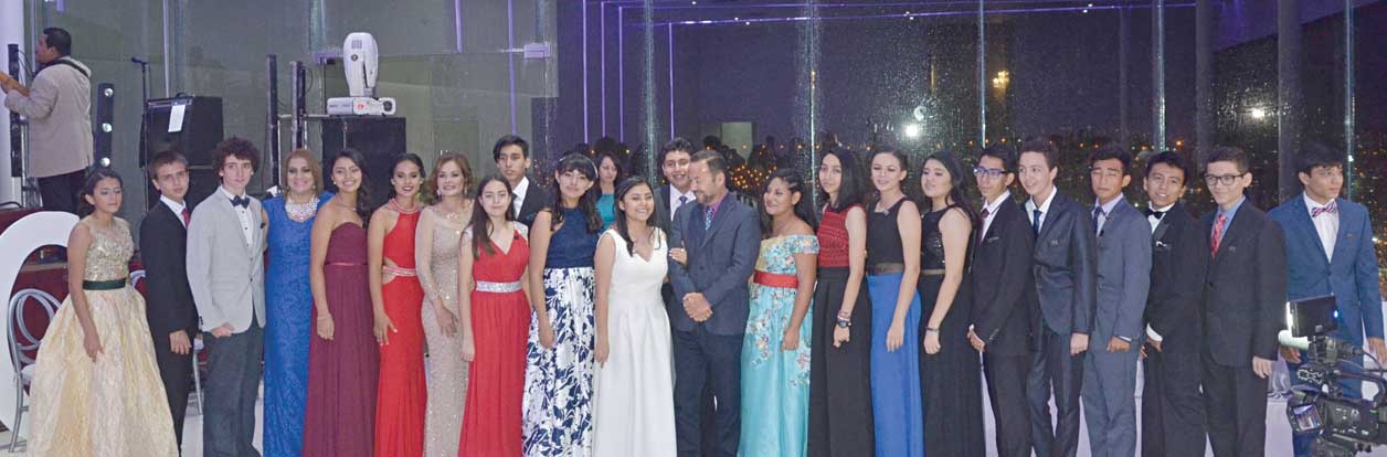 Alumnos se despiden de la secundaria