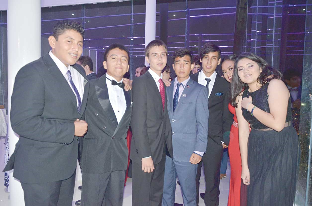 Alumnos se despiden de la secundaria