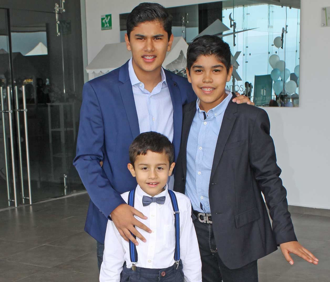 William con sus primos