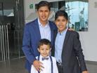 William con sus primos