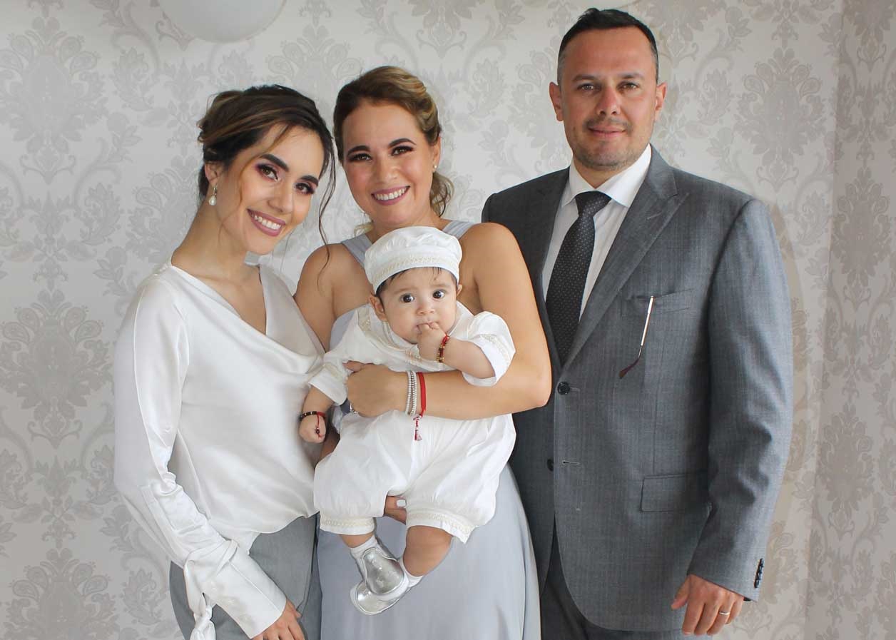 Nicolás con su mamá y sus padrinos