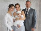 Nicolás con su mamá y sus padrinos