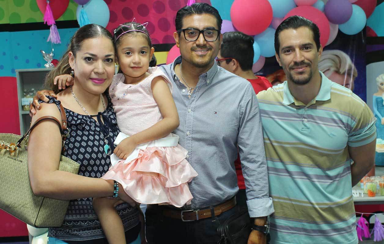 Vanessa, Giovanna, Osmar y Óscar