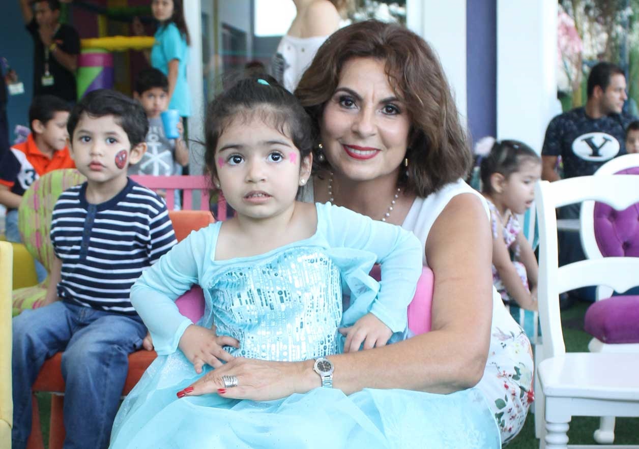 María Fernanda con su abuelita