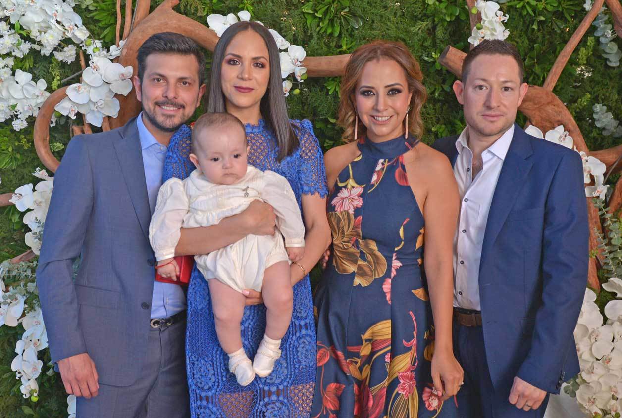 Diego con sus padrinos y sus papás