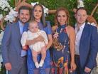 Diego con sus padrinos y sus papás