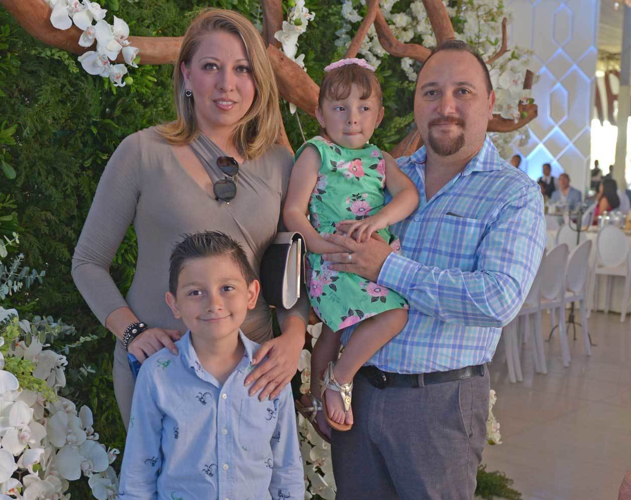 Laura y José Luis con sus peques