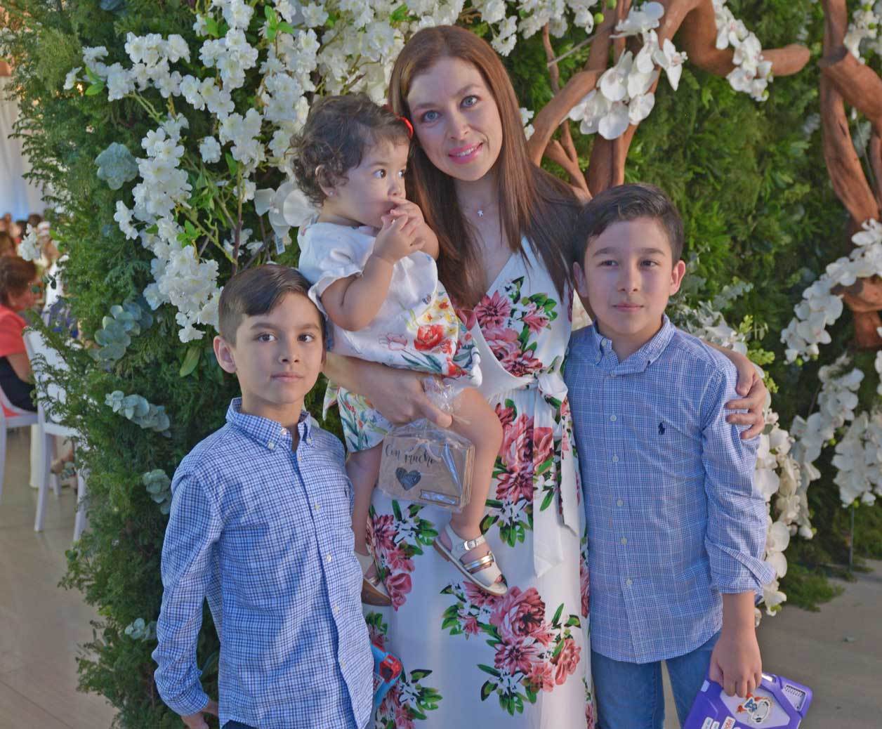 Mónica con sus niños