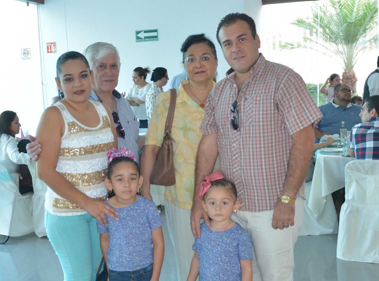 Colmaron de bendiciones a Adriana