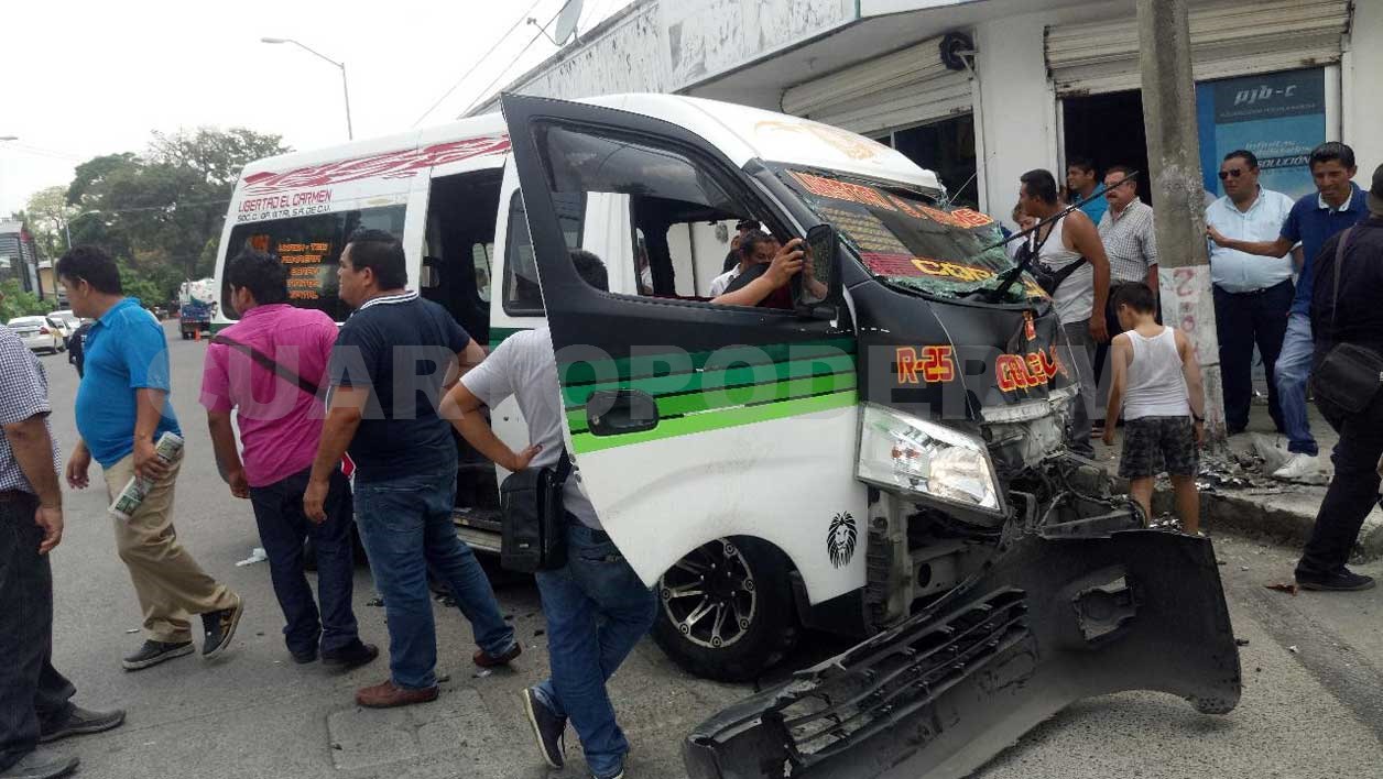 Nueve lesionados en choque de colectivo y lujosa