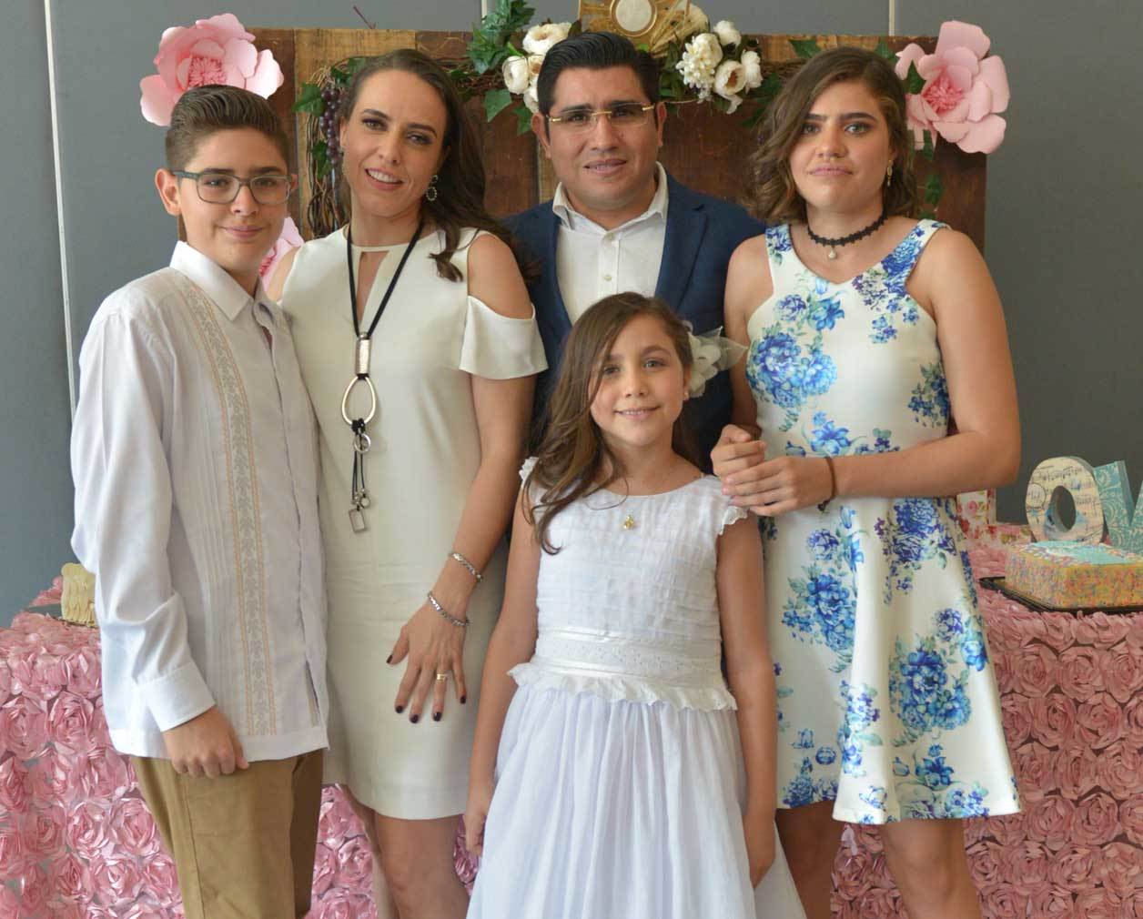 Victoria con sus hermanos y su mamá
