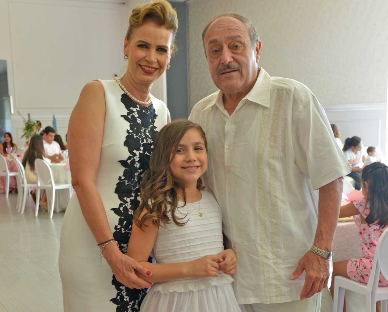 Con sus abuelitos Ruth y Luis