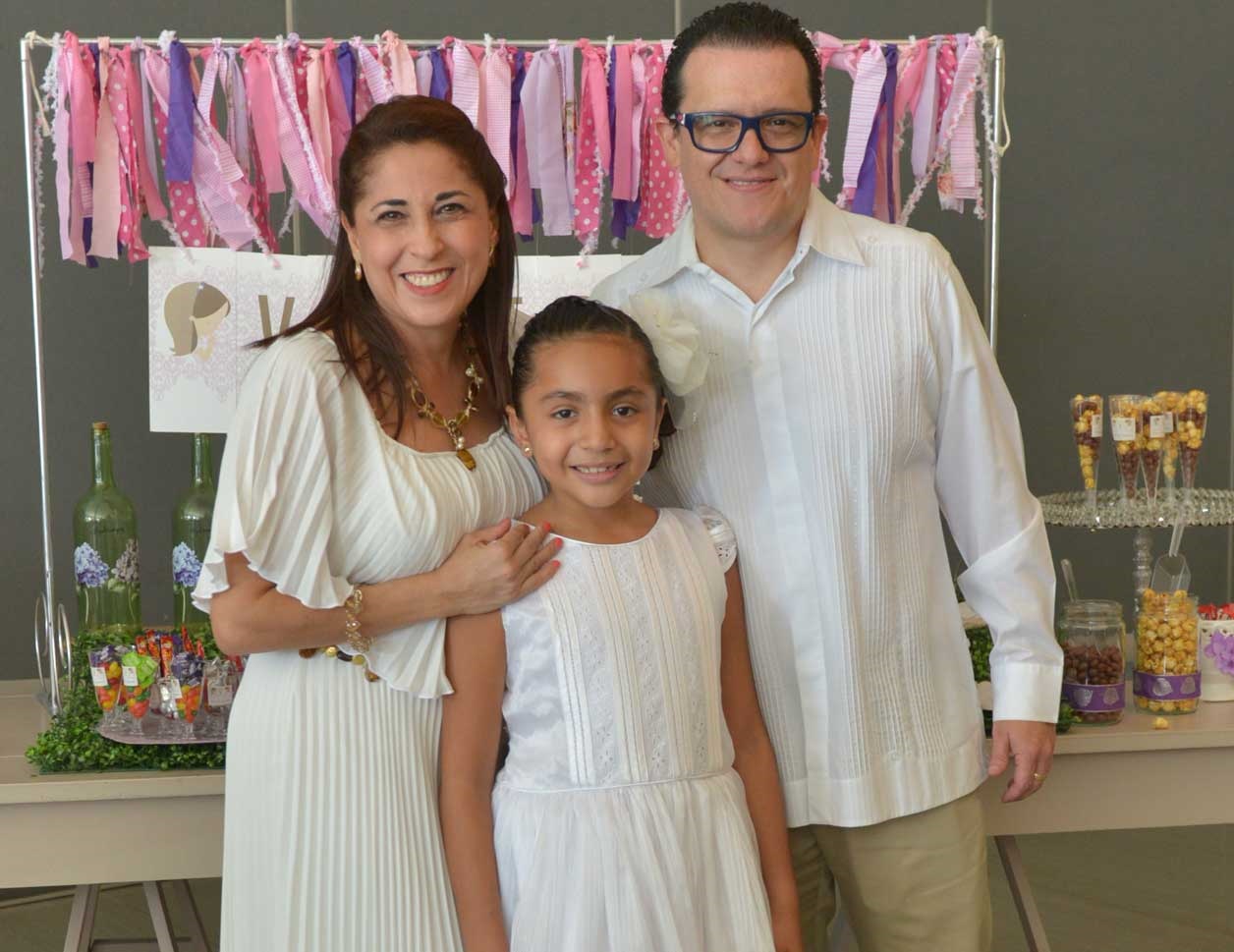 Victoria con sus padrinos Erika y Gerardo