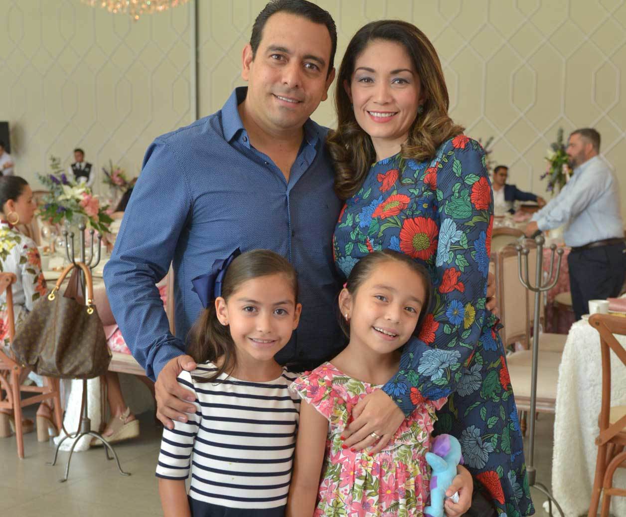 Víctor, Karina, Regina y Miranda