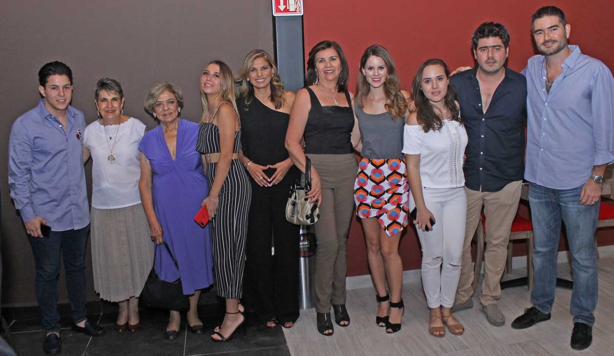 Los duen~os con sus familiares