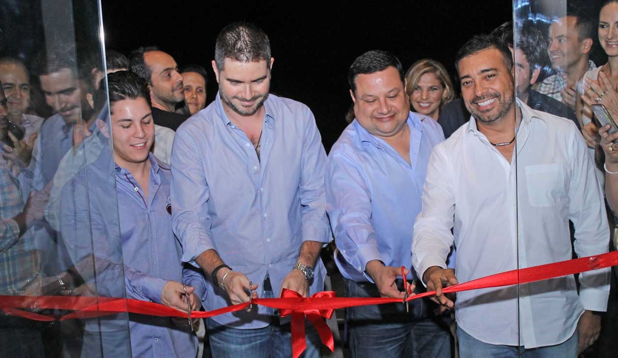 En el corte inaugural