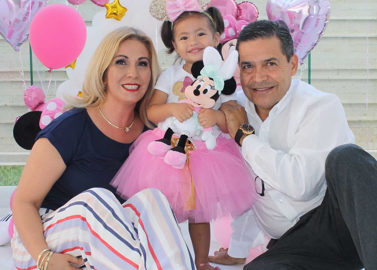 Alejandra con sus abuelitos maternos