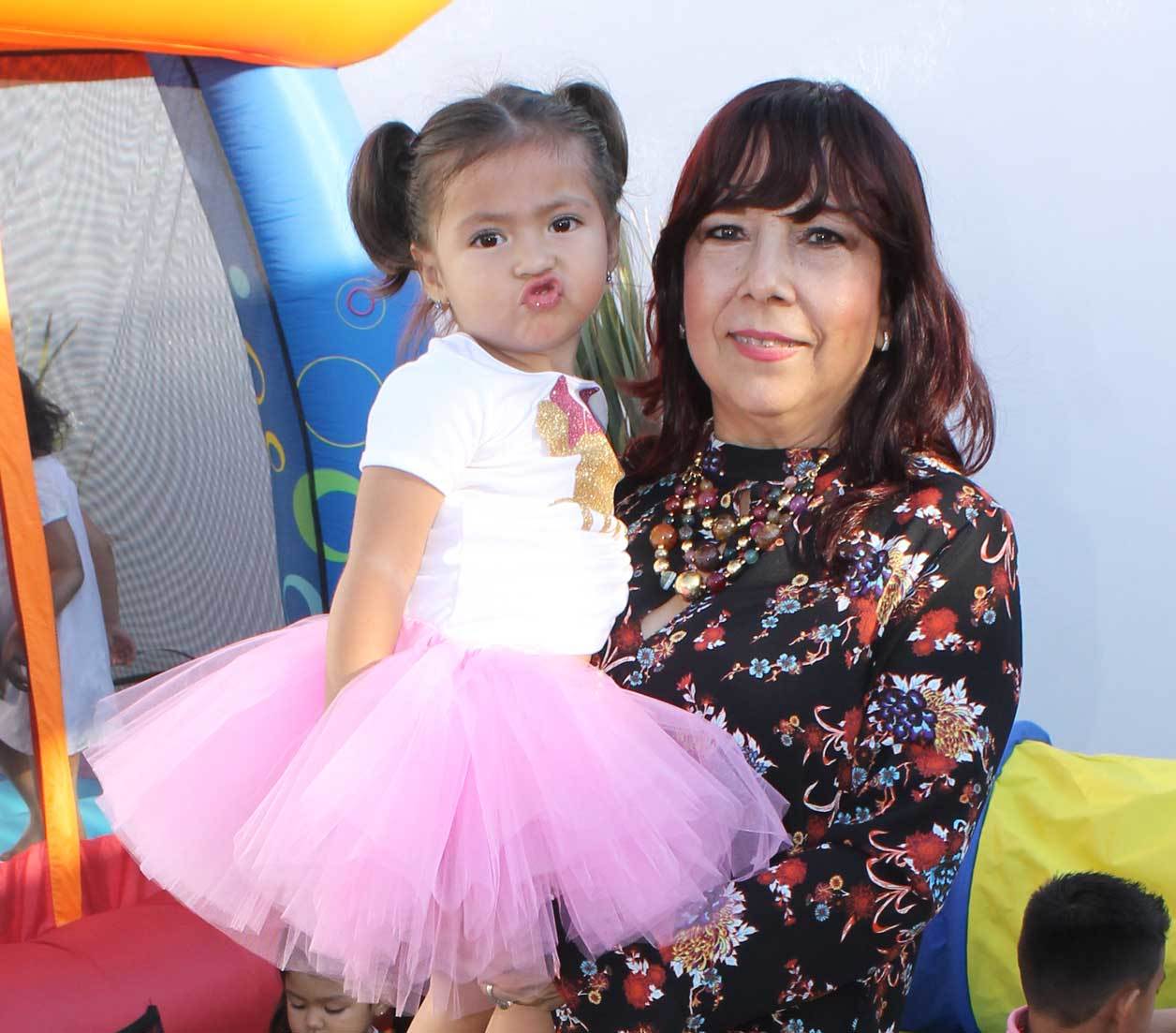 Lupita con su ahijada