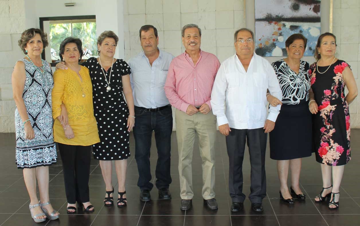 Julio junto a sus hermanos