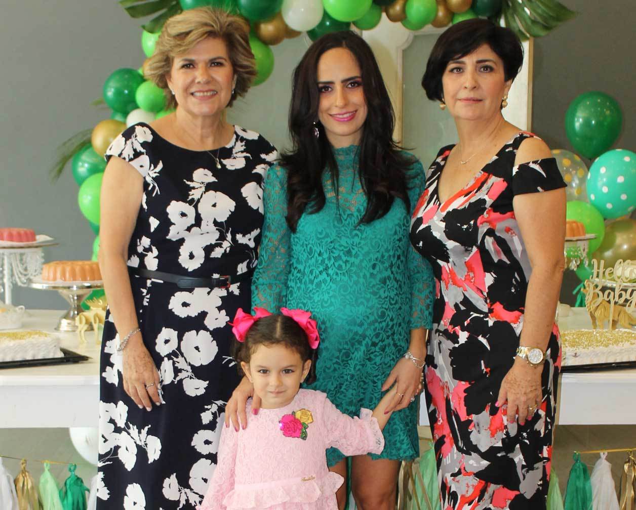 Con su suegra, su mamá y su hija Ximena