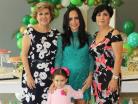 Con su suegra, su mamá y su hija Ximena