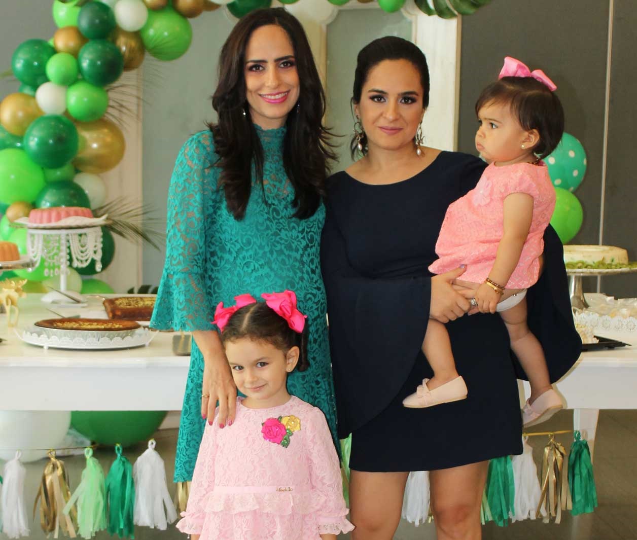 Acompañada de su hermana y su sobrina