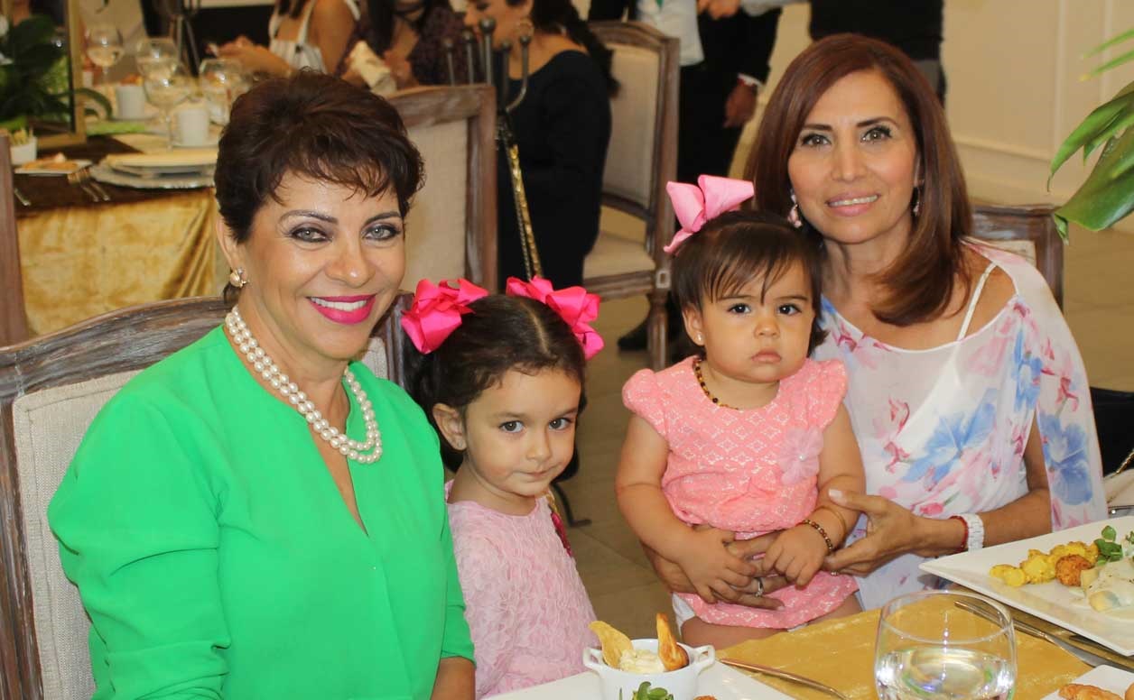 Gladys y Salme con Ximena y Romina