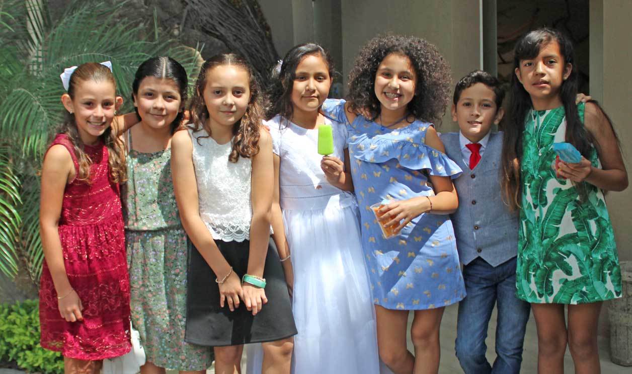 Con sus amigas