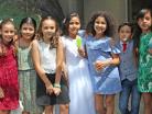 Con sus amigas