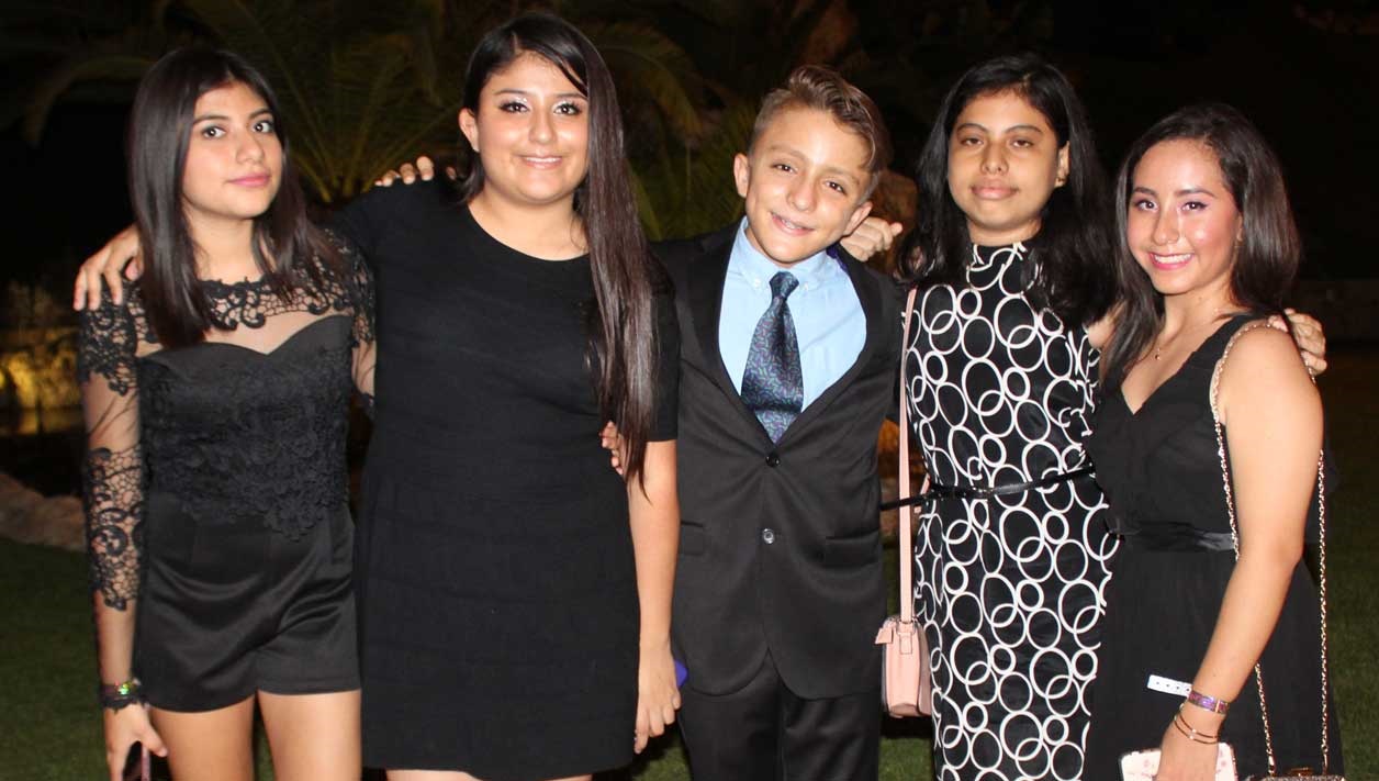 Alexa, Eva, Roberto, Carolina y Sharon