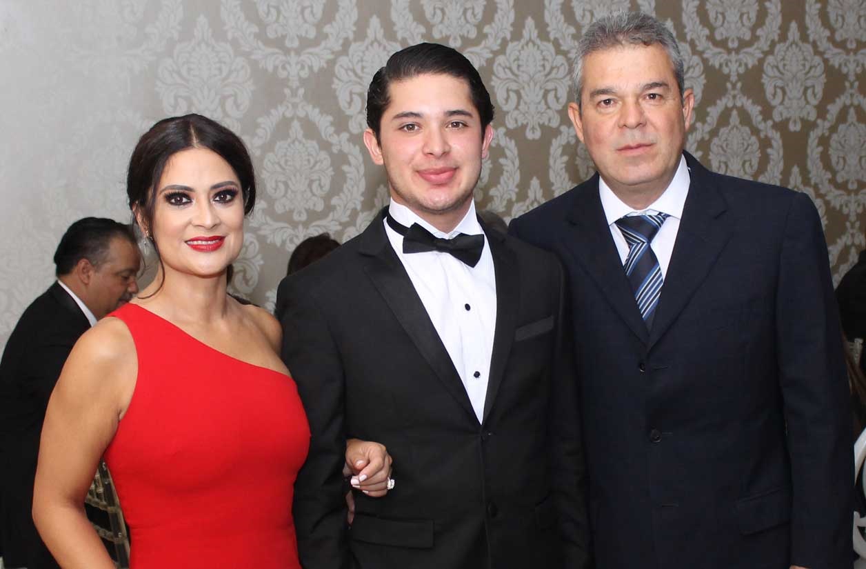 Mauricio con sus papás