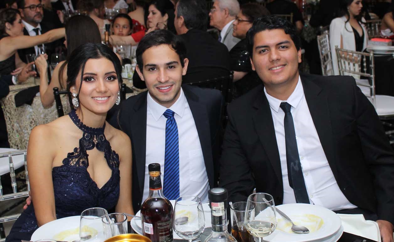 Maricruz con sus amigos