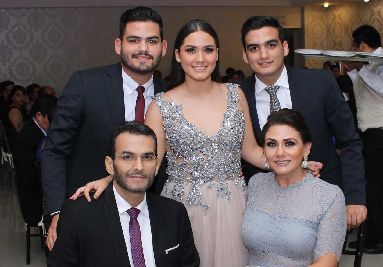 Alejandra con su familia