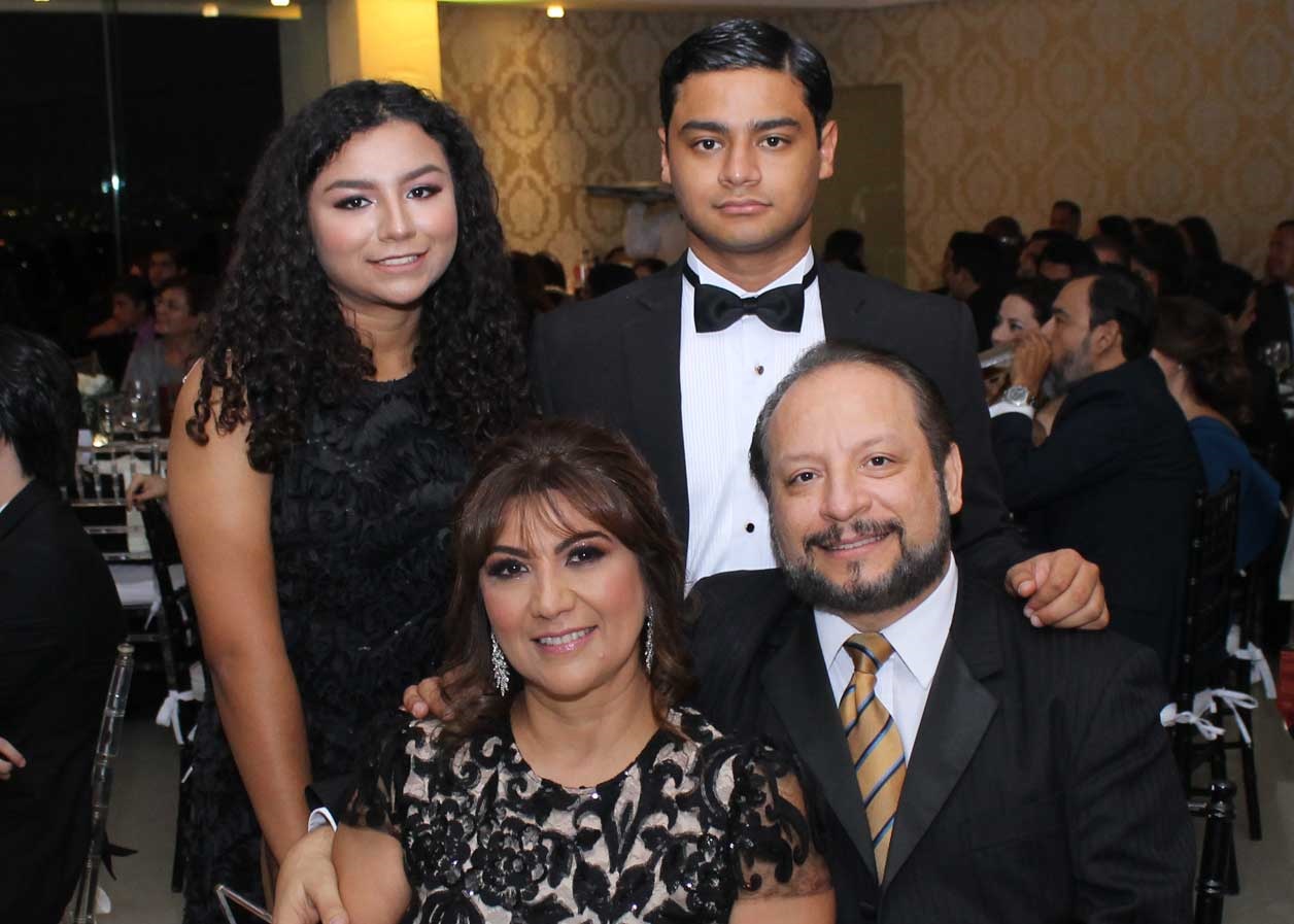 Diego con su familia