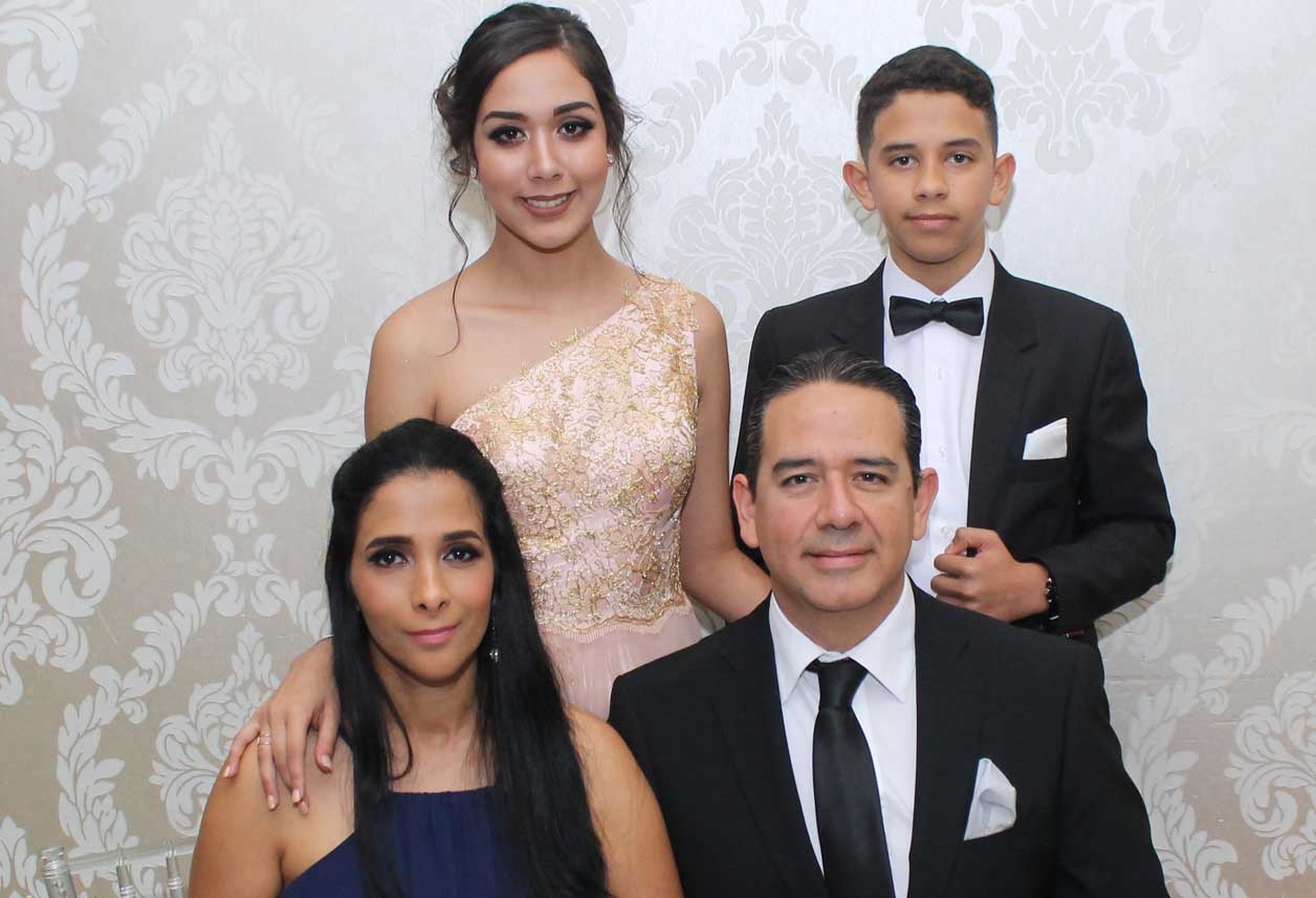 Fernanda con su familia