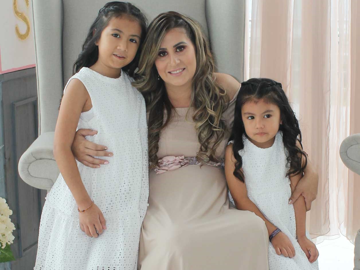 Junto a sus hijas