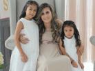 Junto a sus hijas