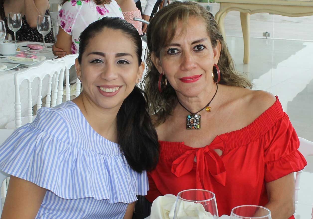 Junto a sus hijas